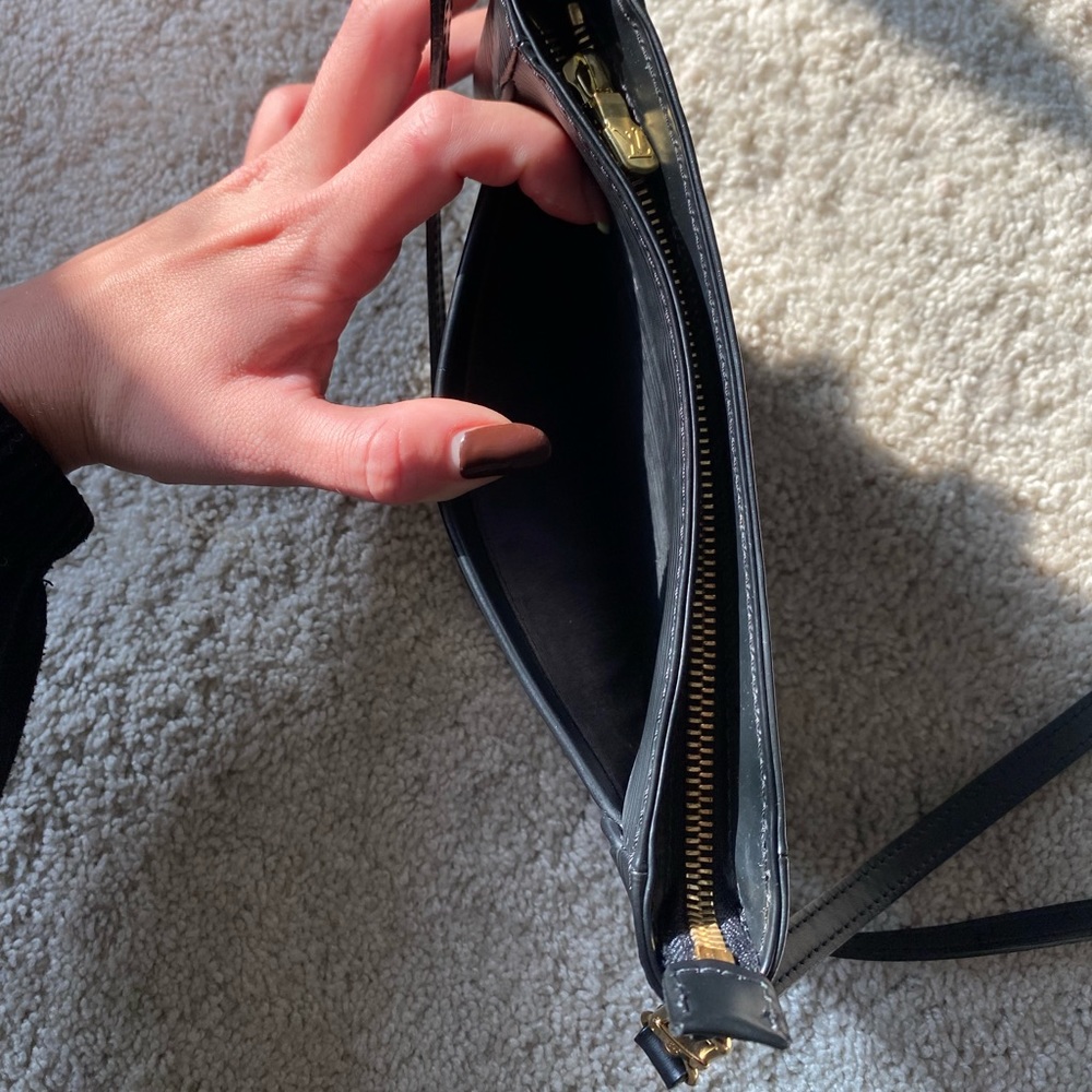 Louis Vuitton Black Epi Leather Sarvanga Crossbody Clutch Bag - Picture 10 of 15
